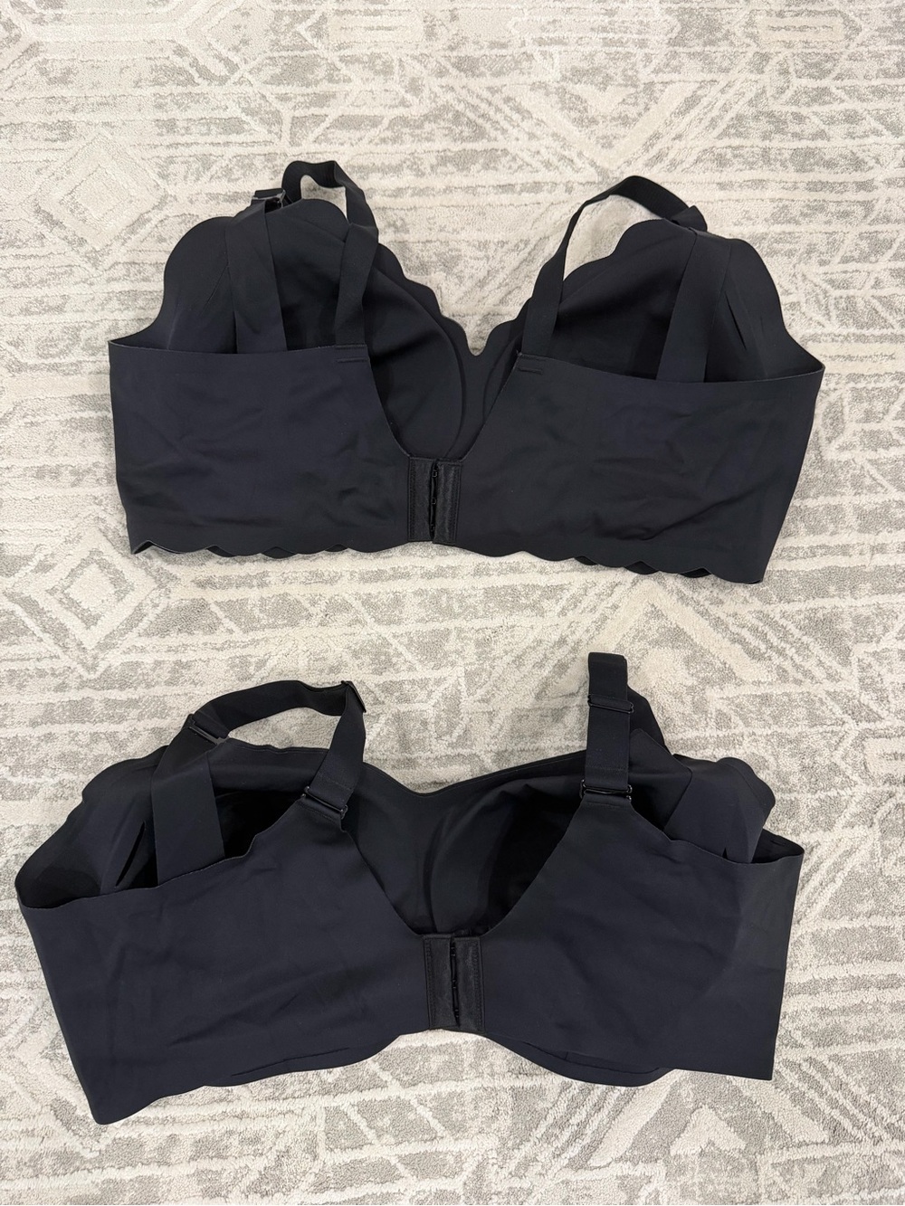 Momcozy Nursing Bra Seamless Black Nursing Bra - Supportive Fit - Picture 2 of 8